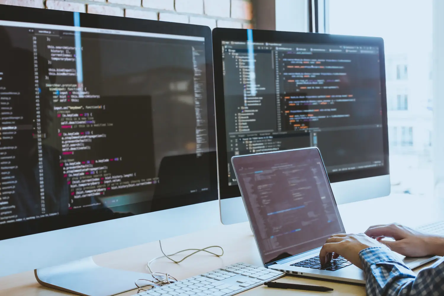Entwickler Programmierung und Codierung Technologie. Website-Design Sicherheit der sozialen Welt Cyberspace-Konzept.