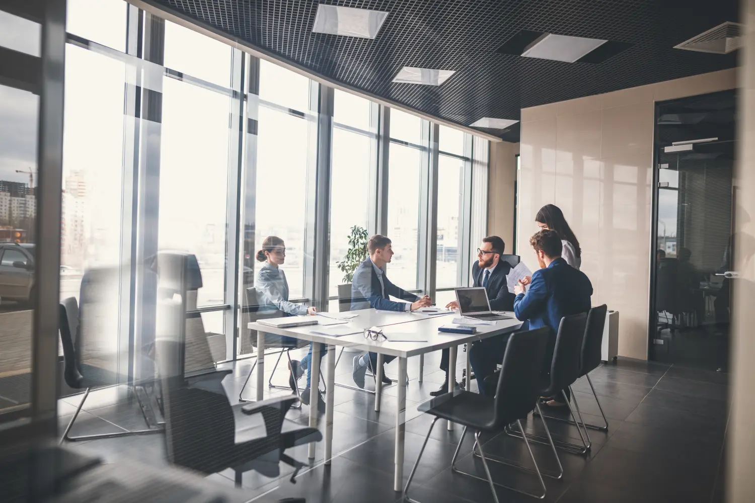Unternehmensteam und Manager in einer Besprechung