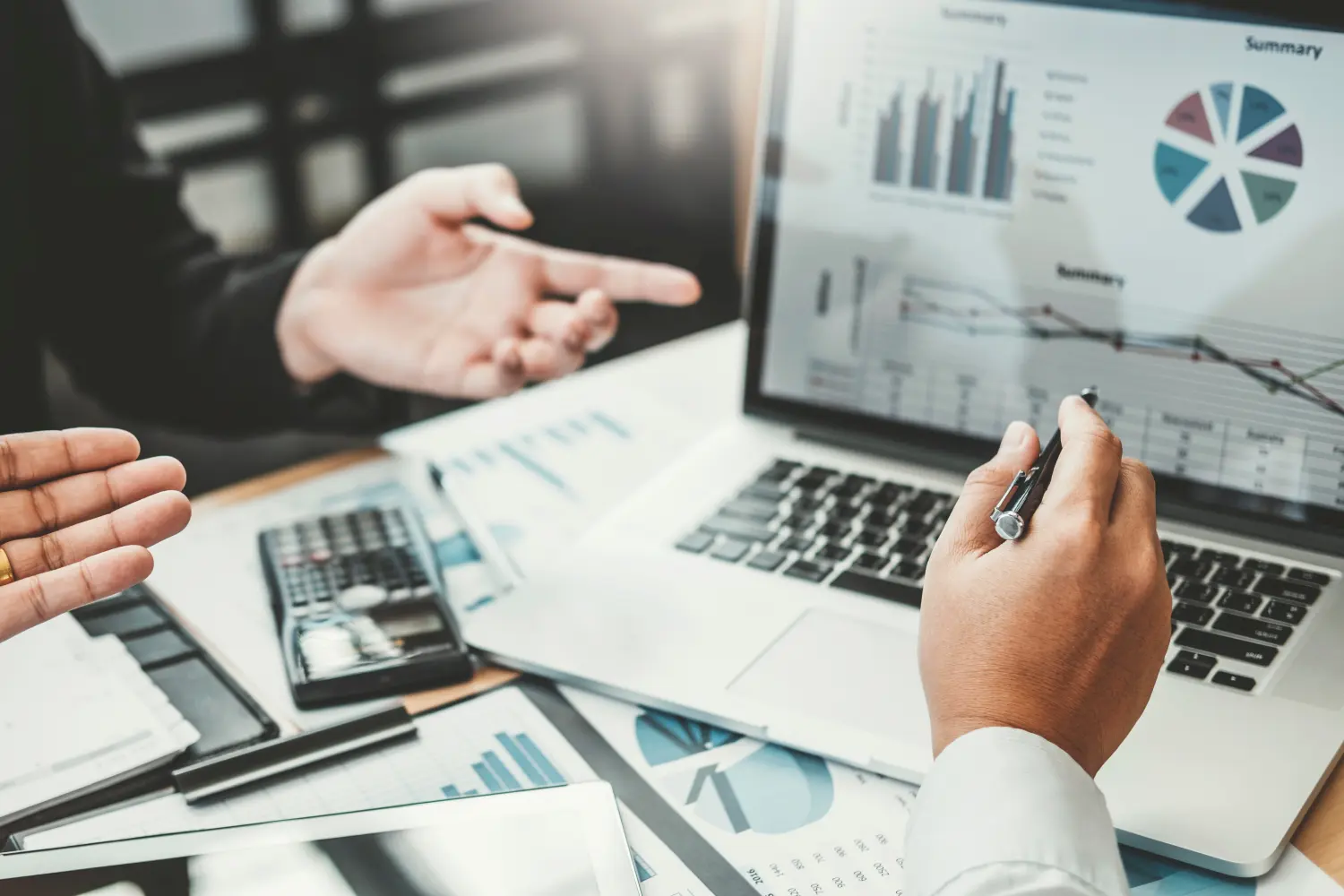 Business-Consulting-Sitzung mit Arbeit und Brainstorming für ein neues Geschäftsprojekt zur Finanzierung eines Investitionskonzepts.