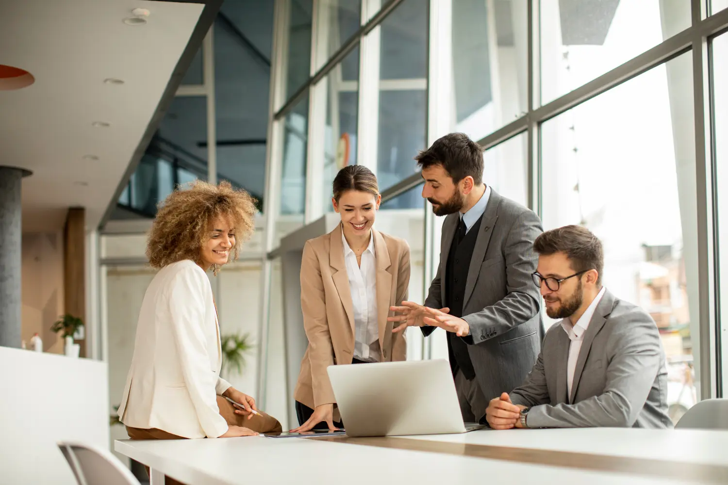 Multiethnische Geschäftsleute arbeiten im Büro zusammen