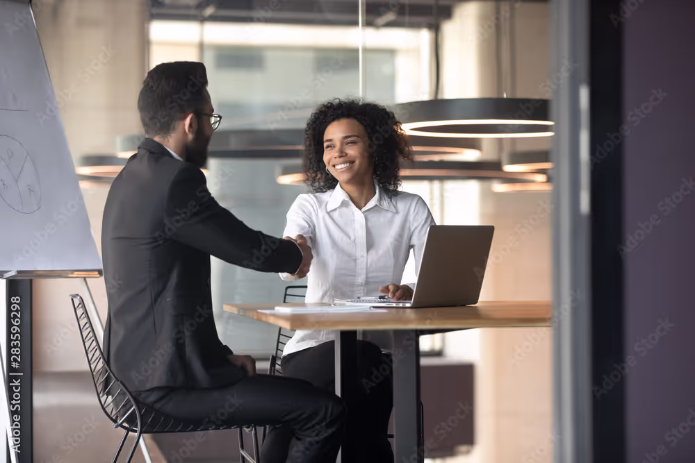 Unternehmensteam und Manager in einer Besprechung